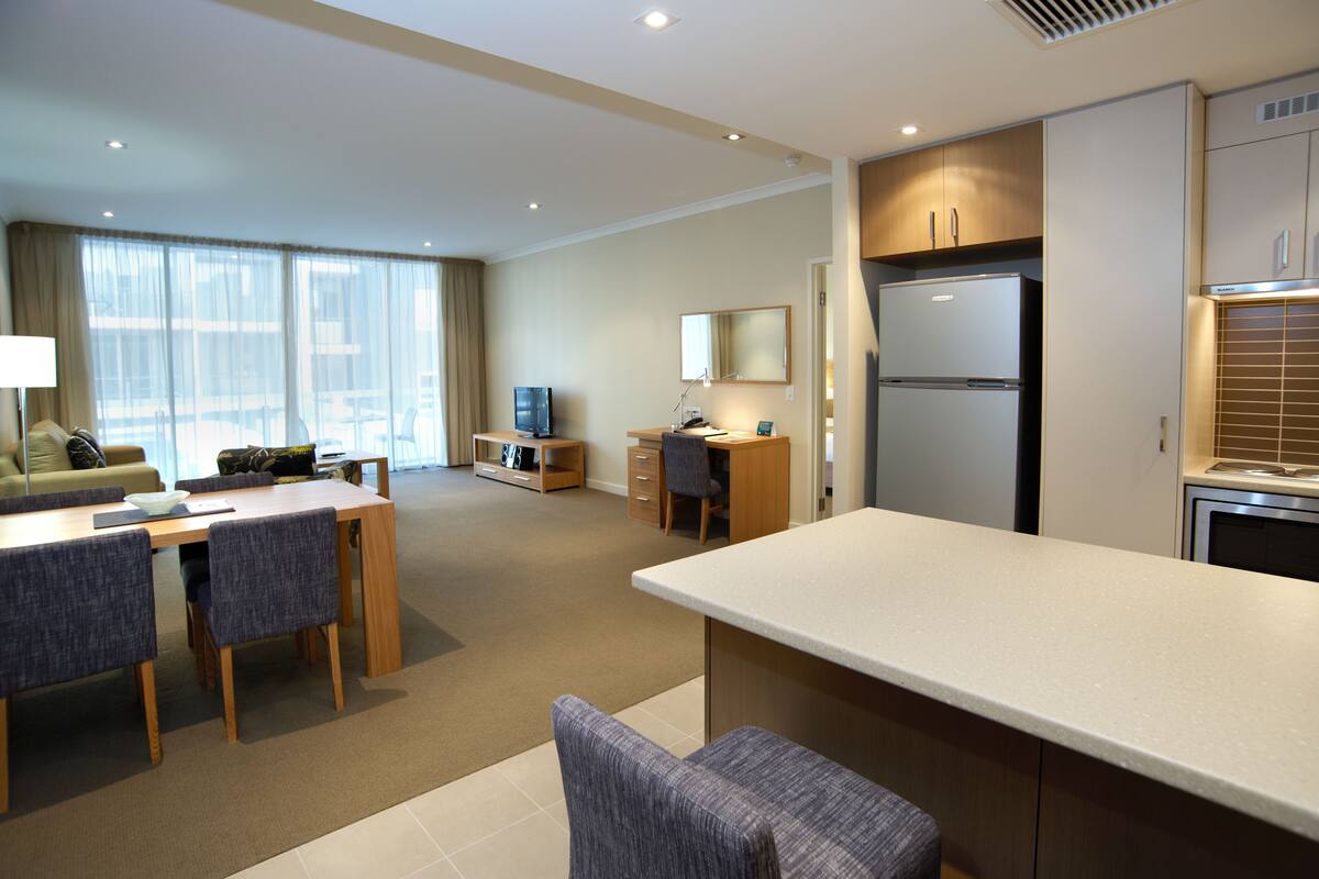 32-inch lcd tv with cable channels, tv, dvd player