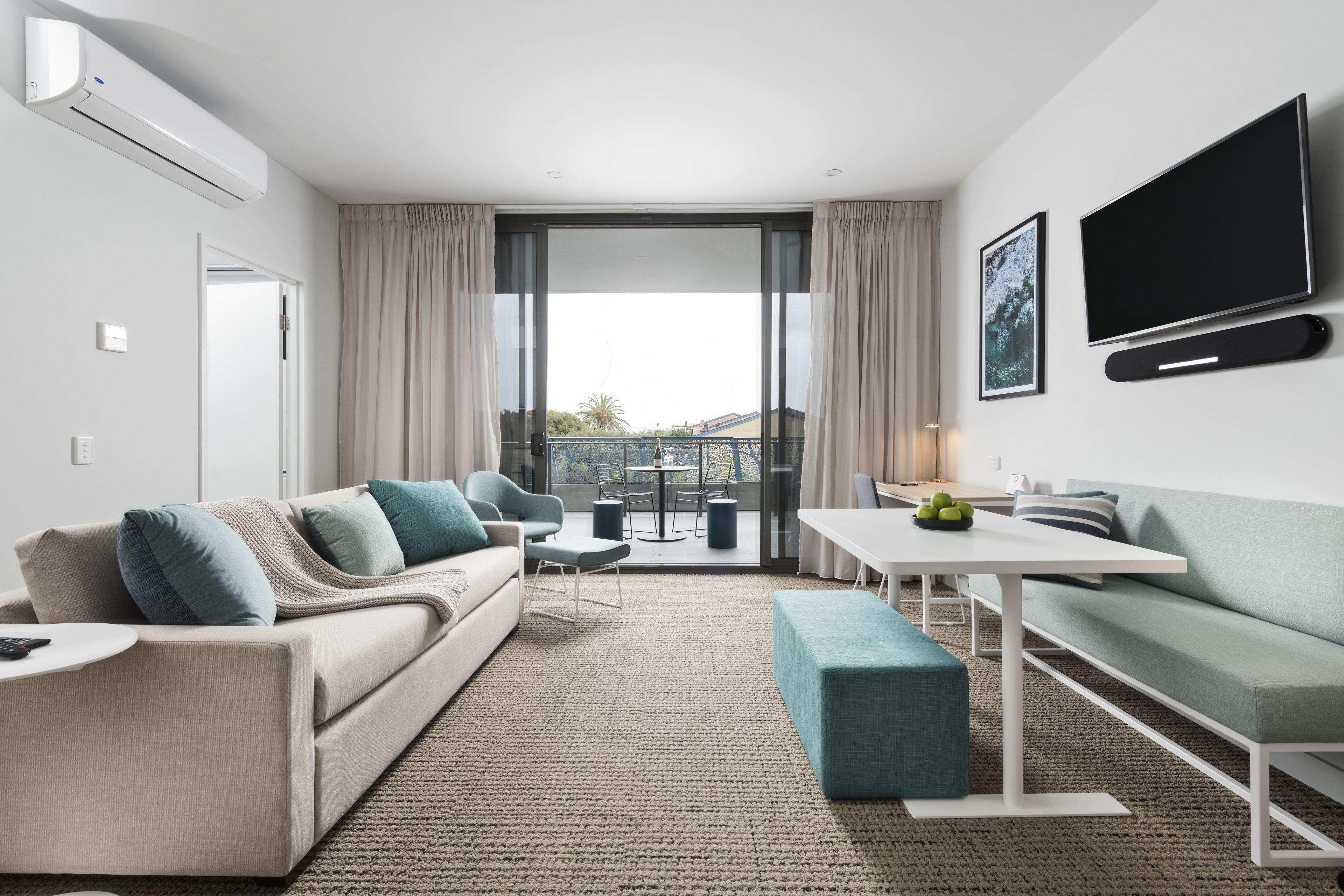 Televisi LCD 32-inci dengan saluran TV kabel, TV, dan pemutar DVD