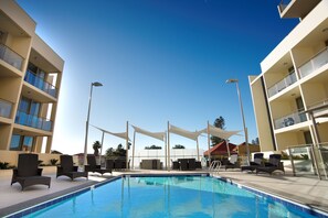 Piscine extérieure, chaises longues