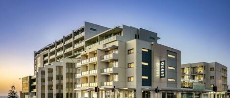 واجهة المنشأة - في المساء/الليل