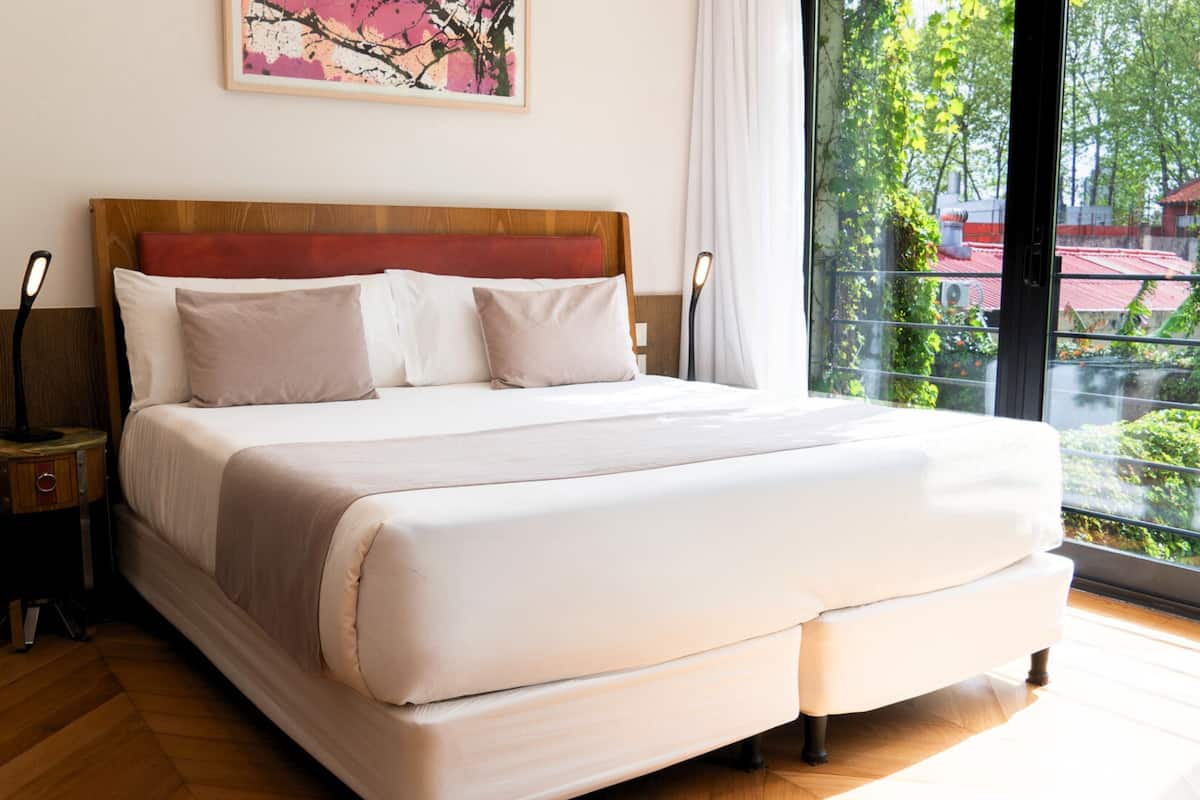 Premium bedding, down duvets, minibar, in-room safe