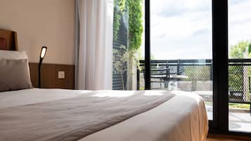 Ropa de cama de alta calidad, cubrecamas y minibar