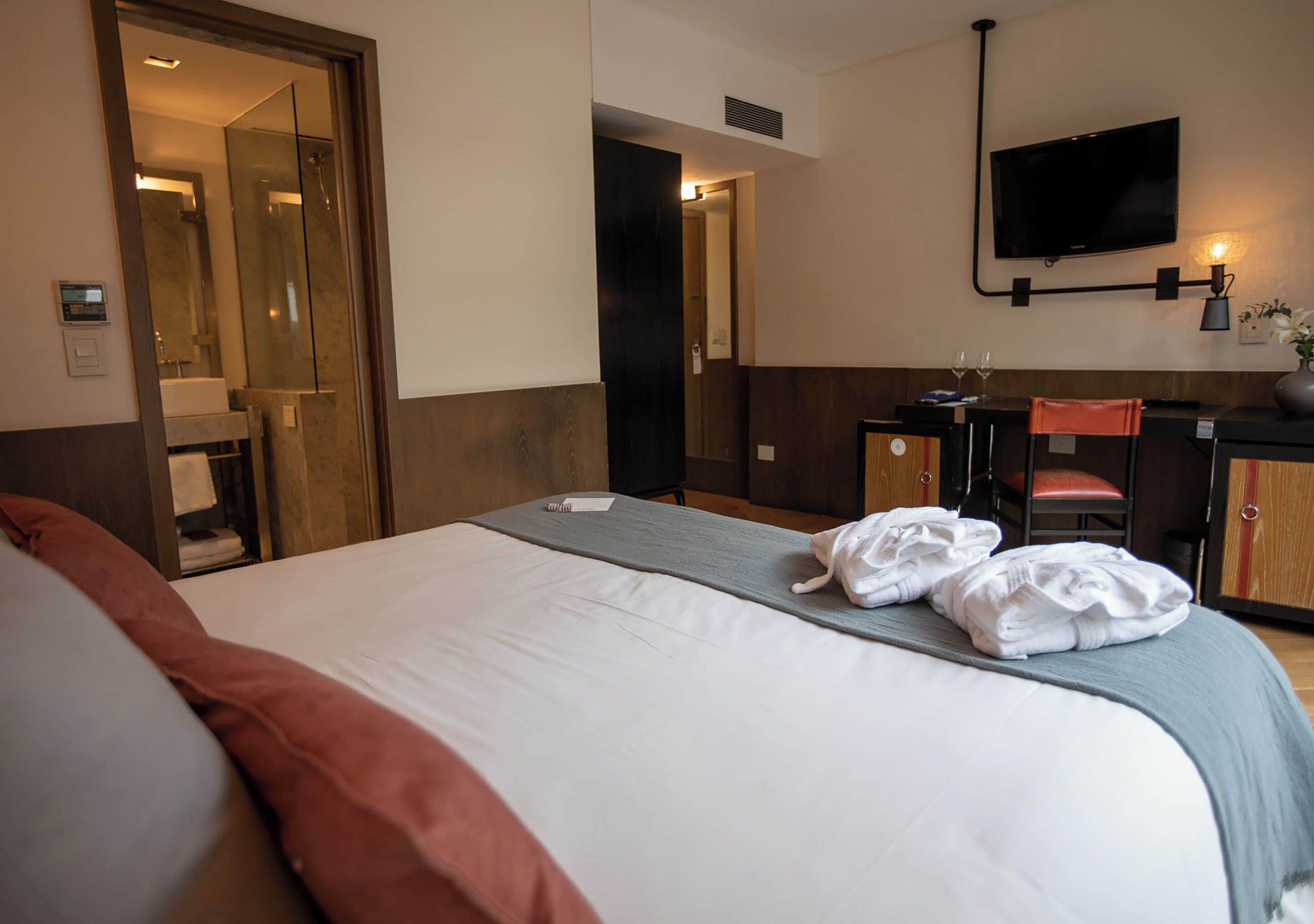 deluxe room | 1 bedroom, premium bedding, down duvets, minibar