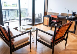 Suite | Wohnbereich | 32-Zoll-Flachbildfernseher mit Kabelempfang, Fernseher