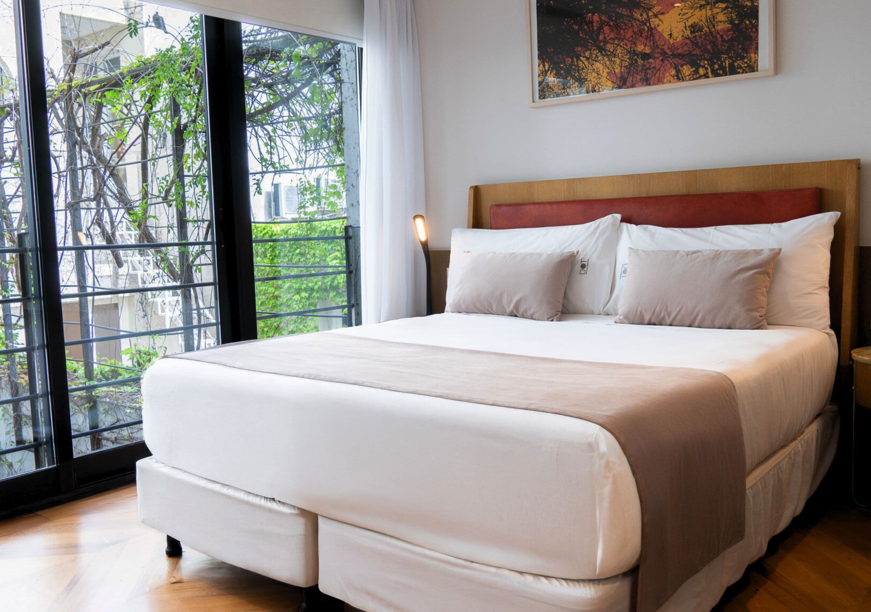 أغطية فراش متميزة وألحفة محشوة بالريش وميني بار وخزنة داخل الغرفة