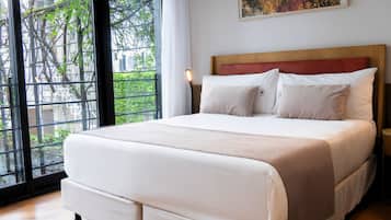 Sengetøy av topp kvalitet, dundyner, minibar og safe på rommet