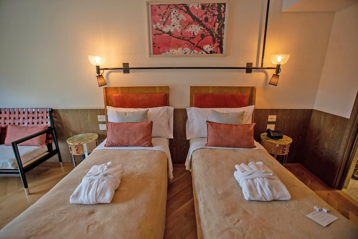 Kamar Double atau Twin Superior | 1 kamar tidur, seprai premium, selimut bulu angsa, dan minibar