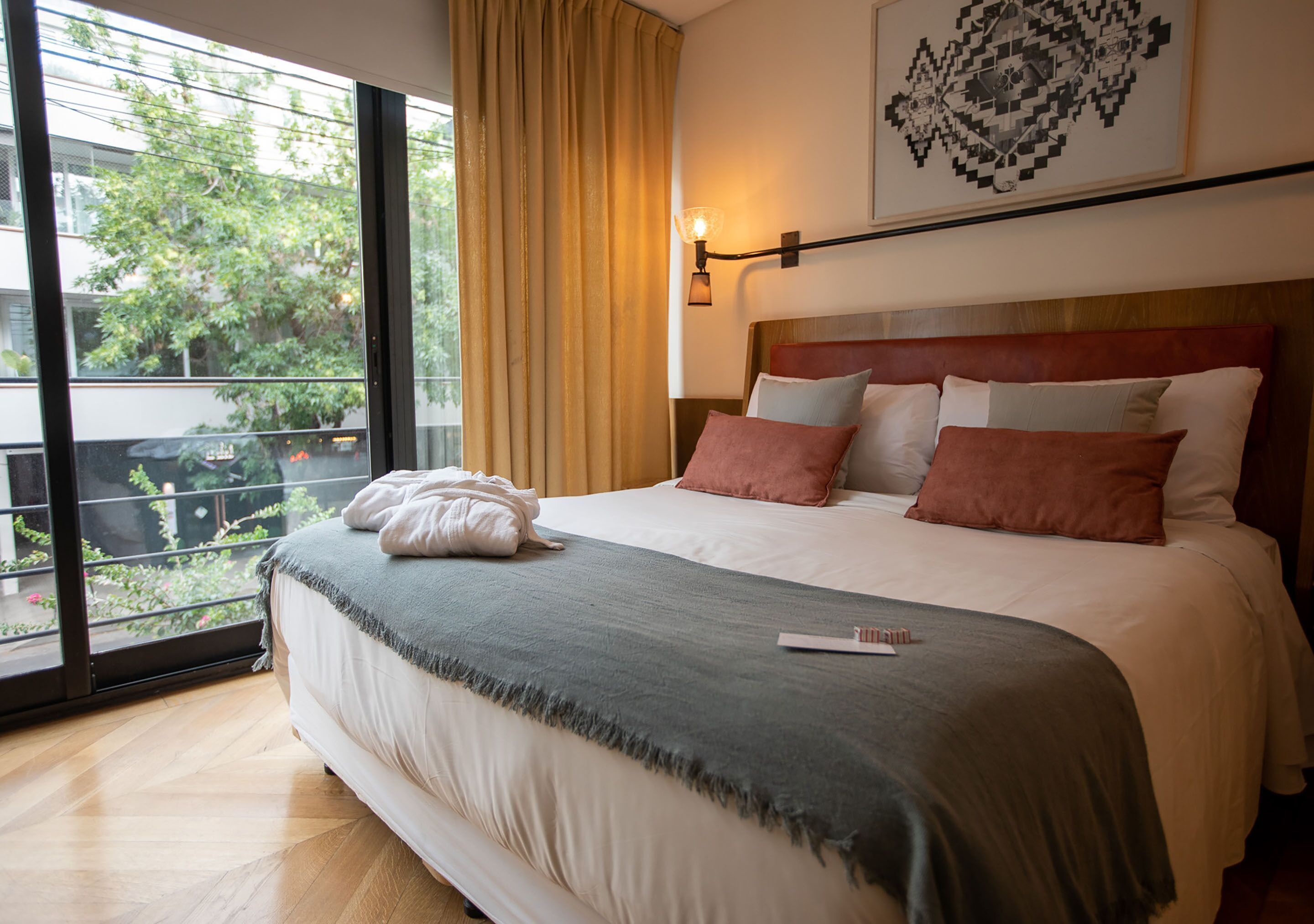 高級寝具、羽毛の掛け布団、ミニバー、セーフティボックス (室内)