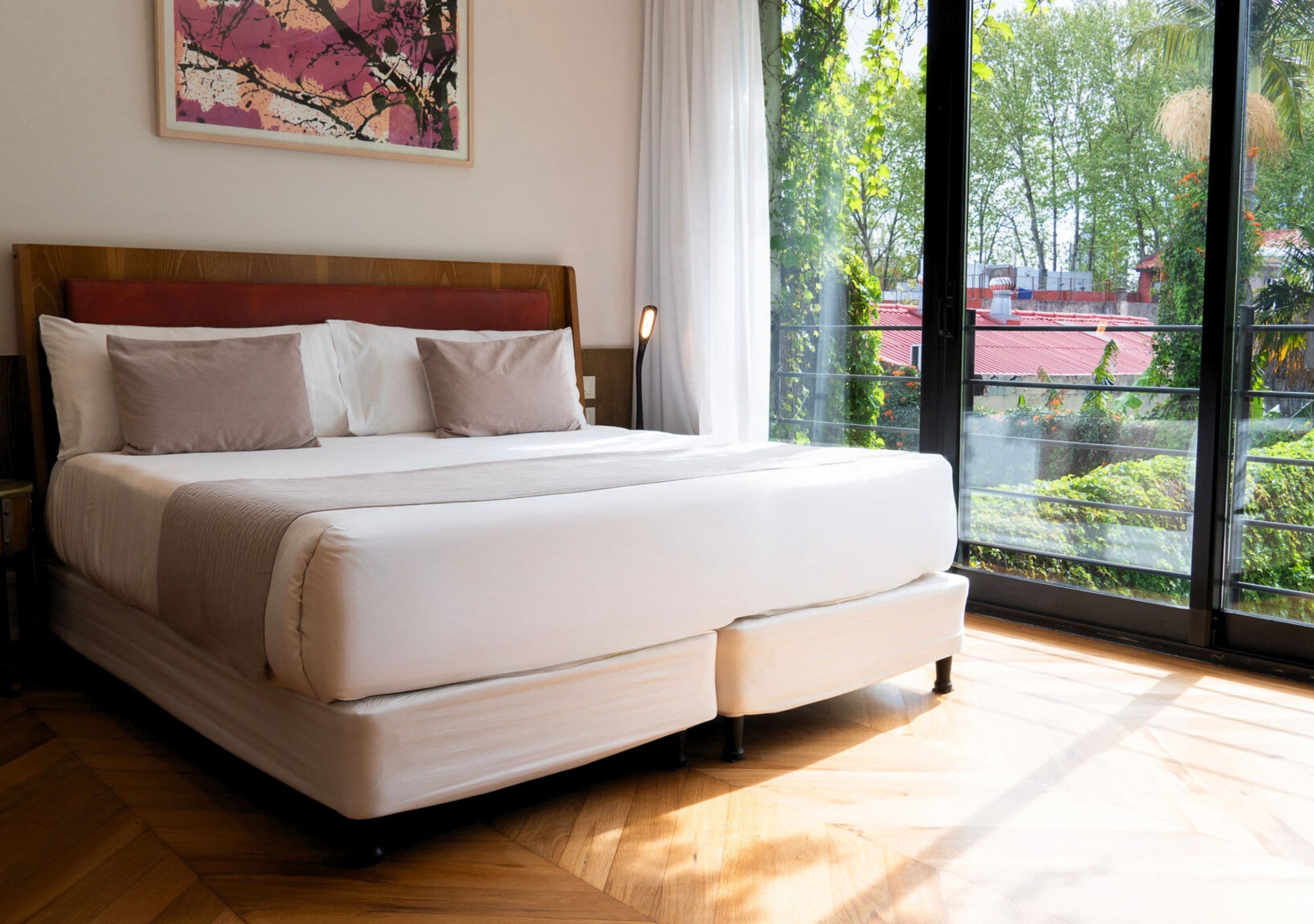 Ropa de cama de alta calidad, cubrecamas y minibar 