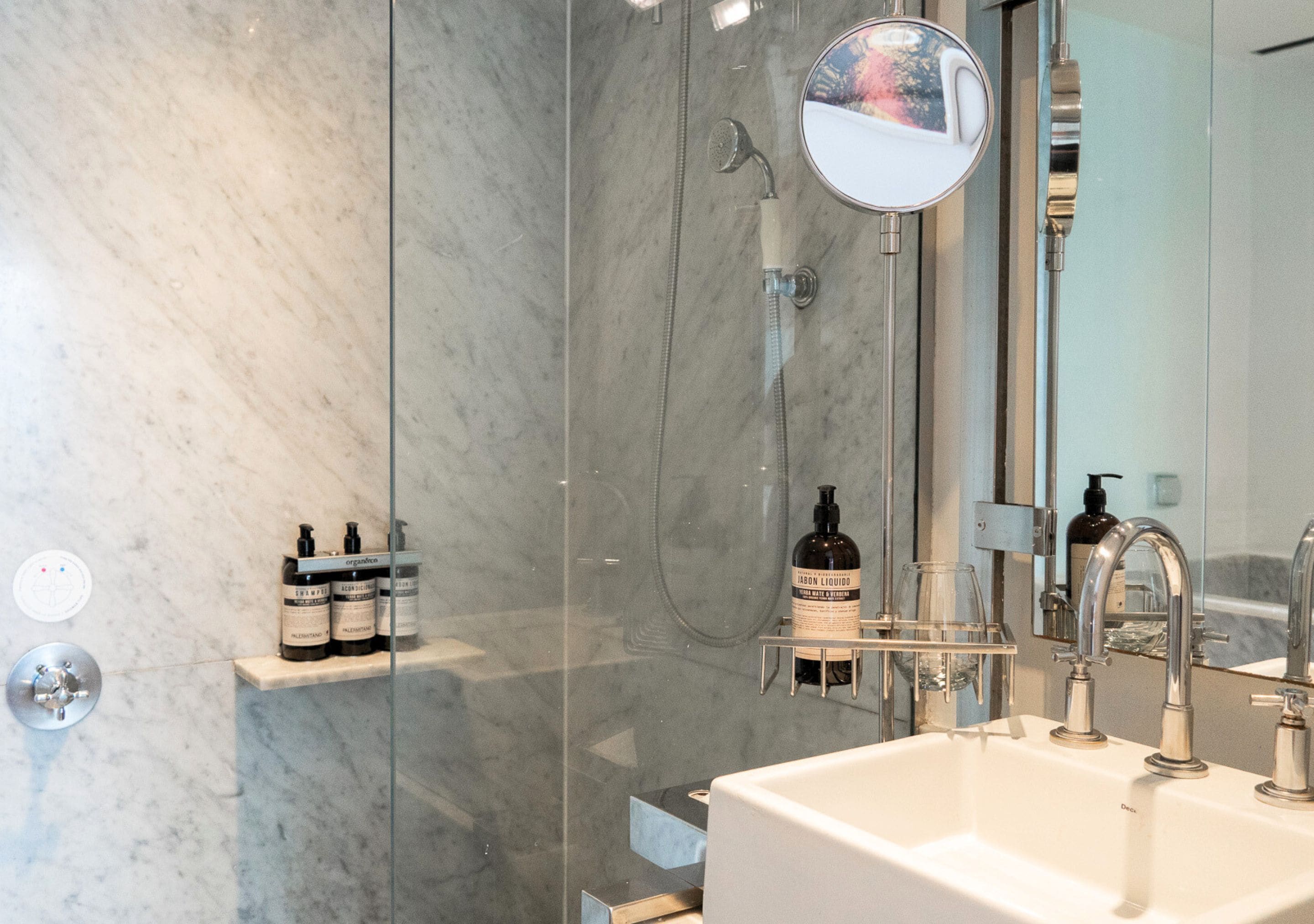 Doppia Standard | Bagno | Asciugacapelli, bidet, asciugamani