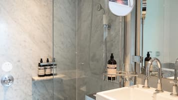 Doppia Standard | Bagno | Asciugacapelli, bidet, asciugamani