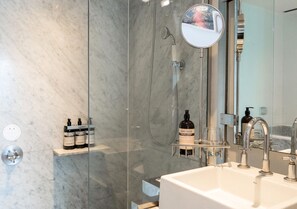 Standard Double Room | Bathroom | Hair dryer, bidet, towels - Hotel Palermitano by DOT Boutique (Buenos Aires)