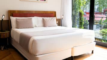 Ropa de cama de alta calidad, cubrecamas y minibar