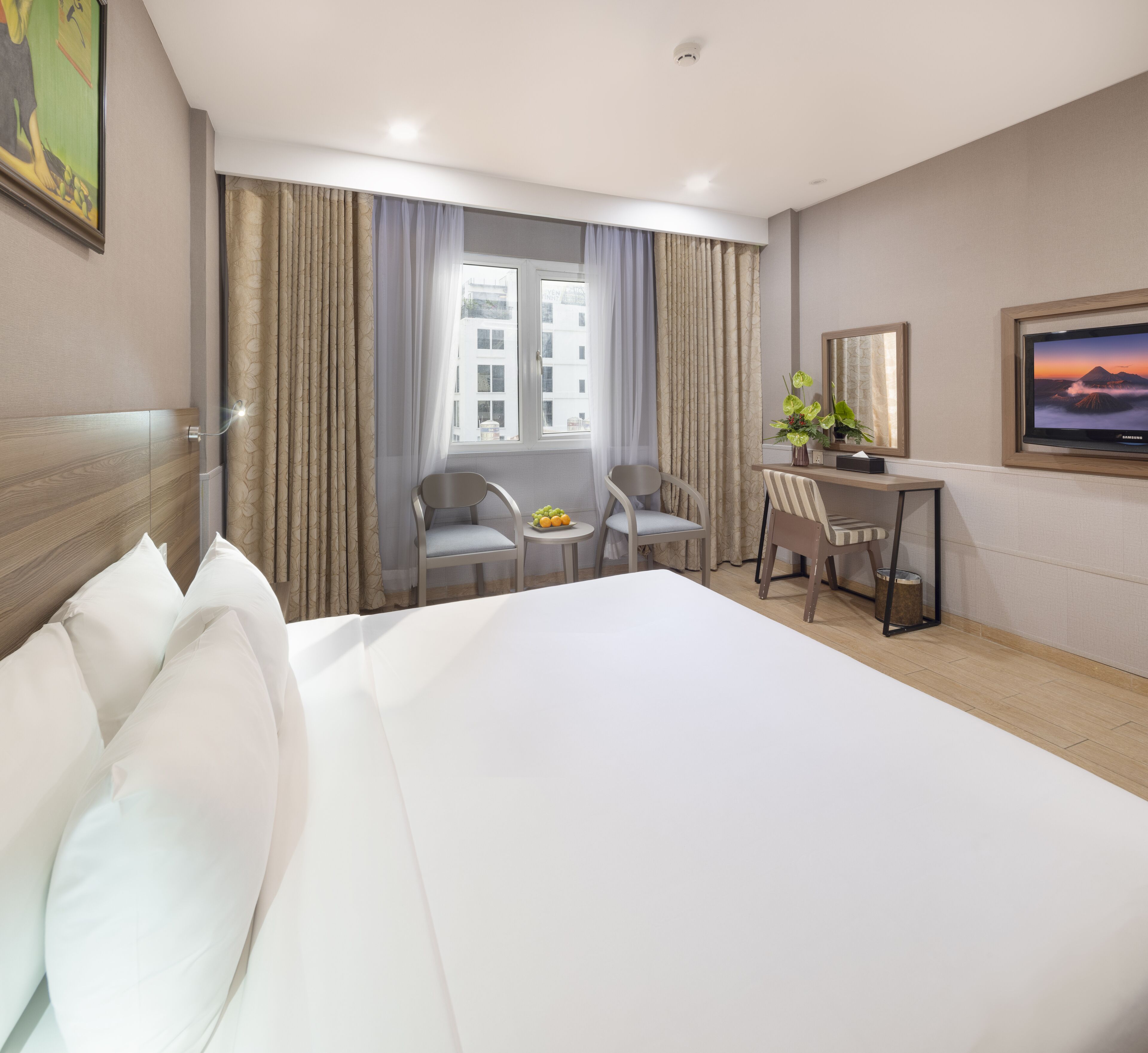 deluxe room, 1 double or 2 single beds, city view | 1 bedroom, minibar, in-room safe, desk