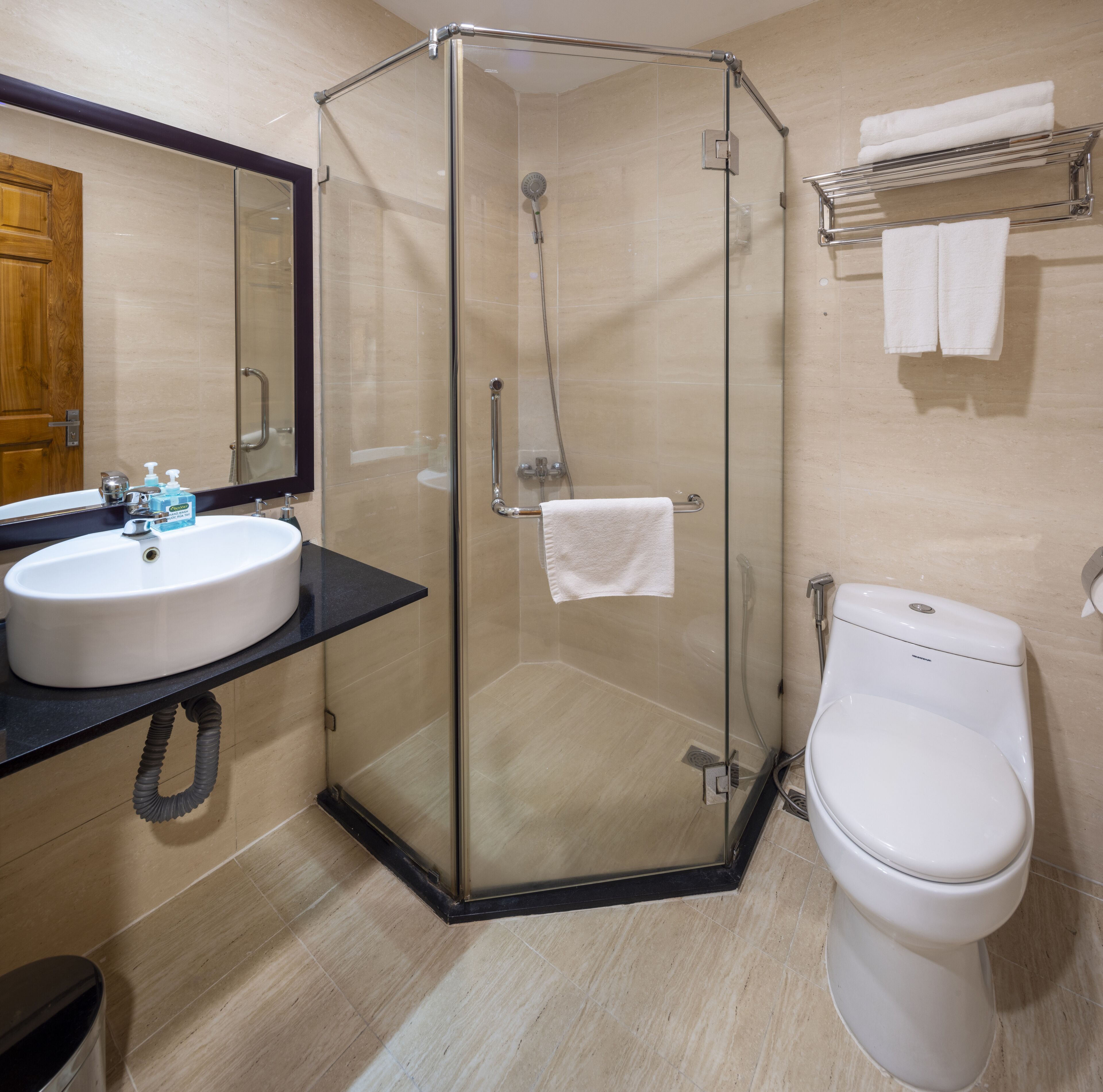 deluxe room, 1 double or 2 single beds, city view | bathroom | free toiletries, hair dryer, slippers, towels