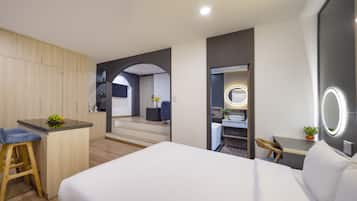 Suite | Minibar, safe på rommet, skrivebord og lydisolert