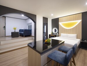 Suite | Minibar, in-room safe, desk, soundproofing - Viet Lotus Saigon Hotel (Ho Chi Minh City)