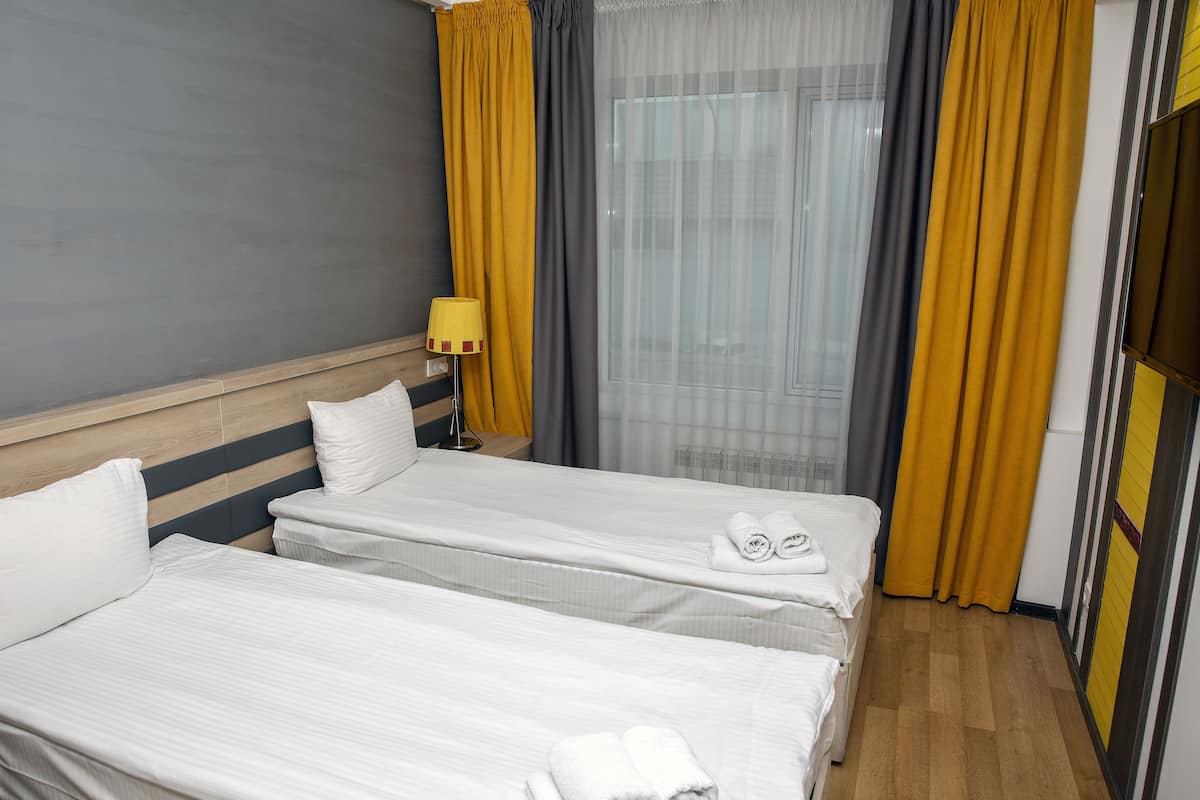 1 soverom, sengetøy av topp kvalitet, safe på rommet og skrivebord