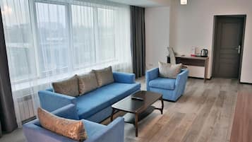 1 bedroom, premium bedding, in-room safe, desk