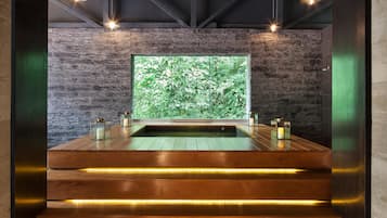 Bañera de hidromasaje cubierta