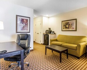 Suite, Non Smoking | Desk, laptop workspace, iron/ironing board, free WiFi - Spark by Hilton Shawnee (Shawnee)