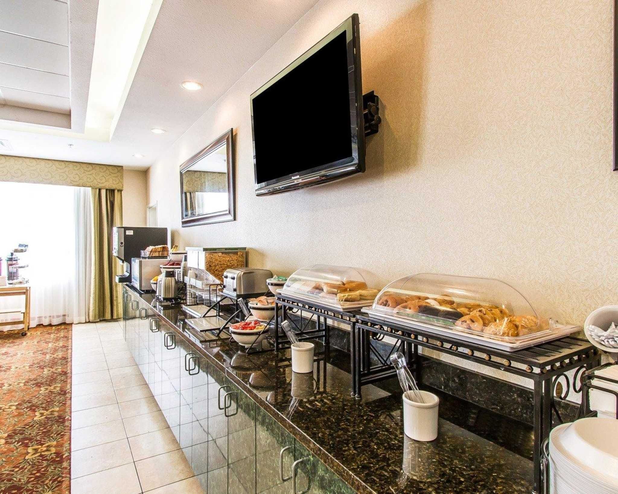 free buffet breakfast