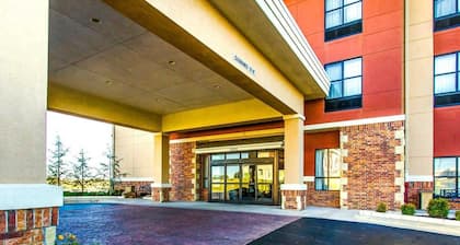 Comfort Inn & Suites Shawnee North near I-40