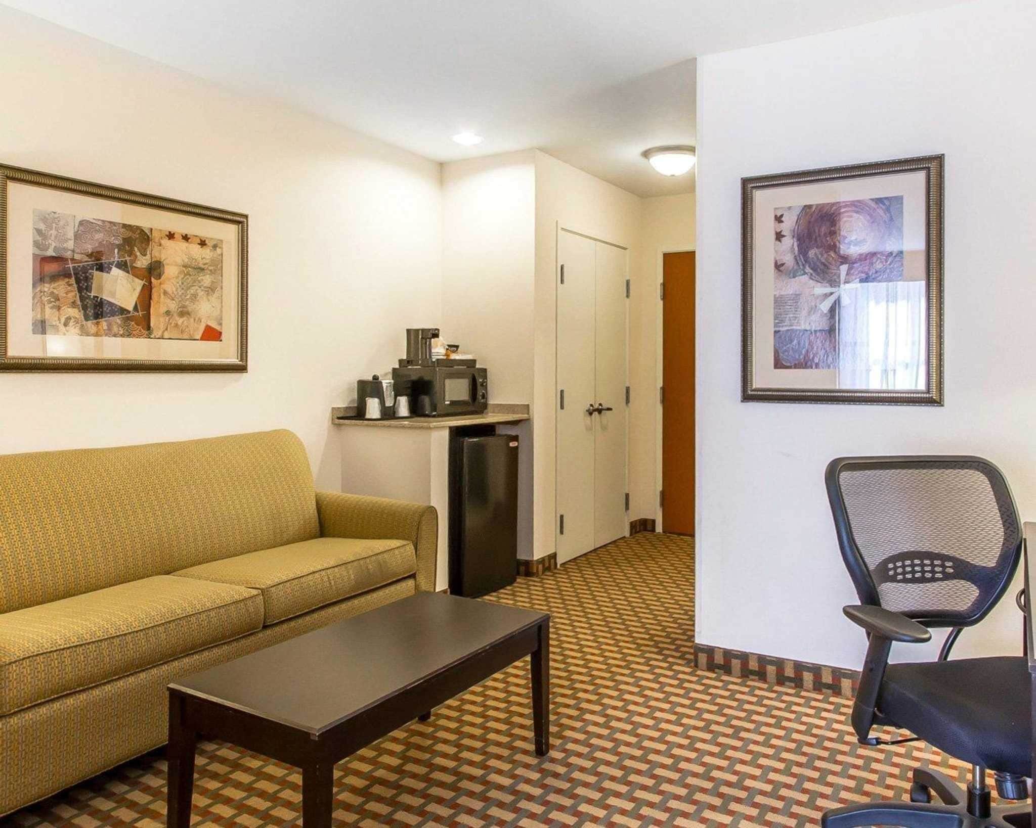 suite, non smoking | desk, iron/ironing board, rollaway beds, free wifi