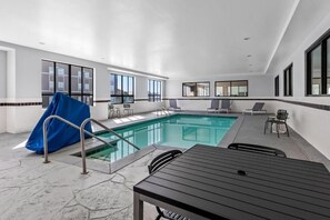 Indoor pool - Spark by Hilton Shawnee (Shawnee)