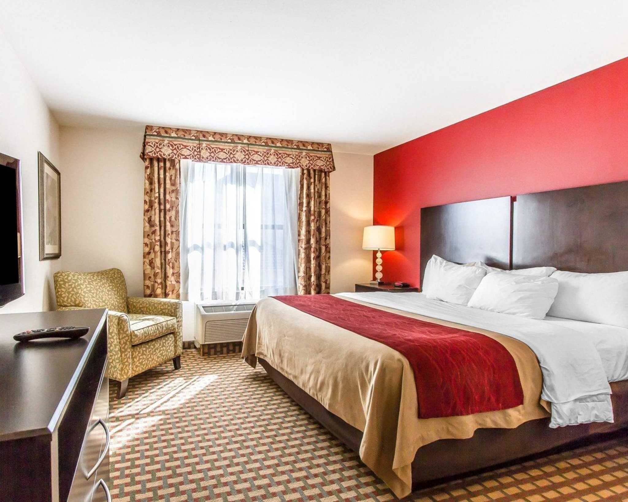 Desk, laptop workspace, iron/ironing board, free WiFi