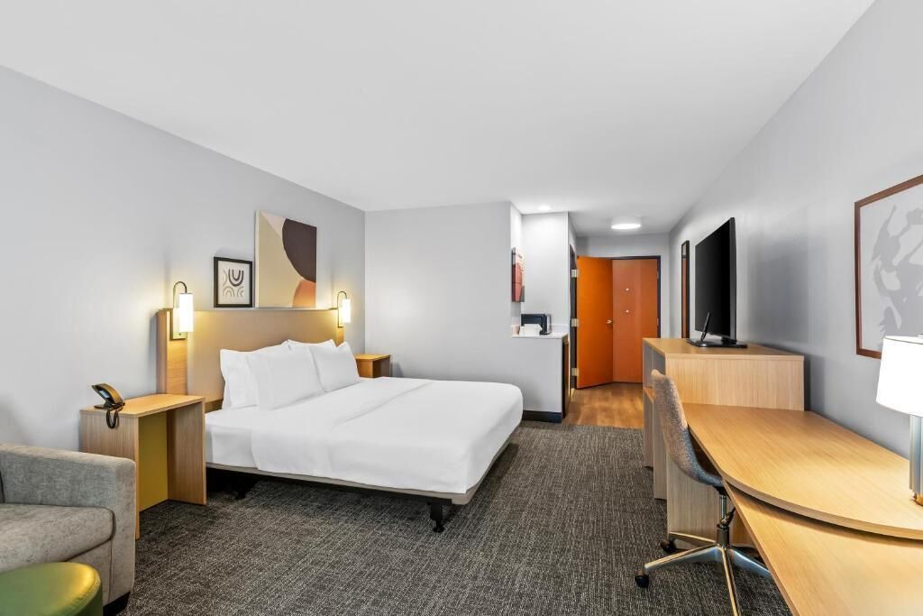 مكتب ومساحة عمل للكمبيوتر المحمول ومكواة/لوح كي وواي فاي مجانًا