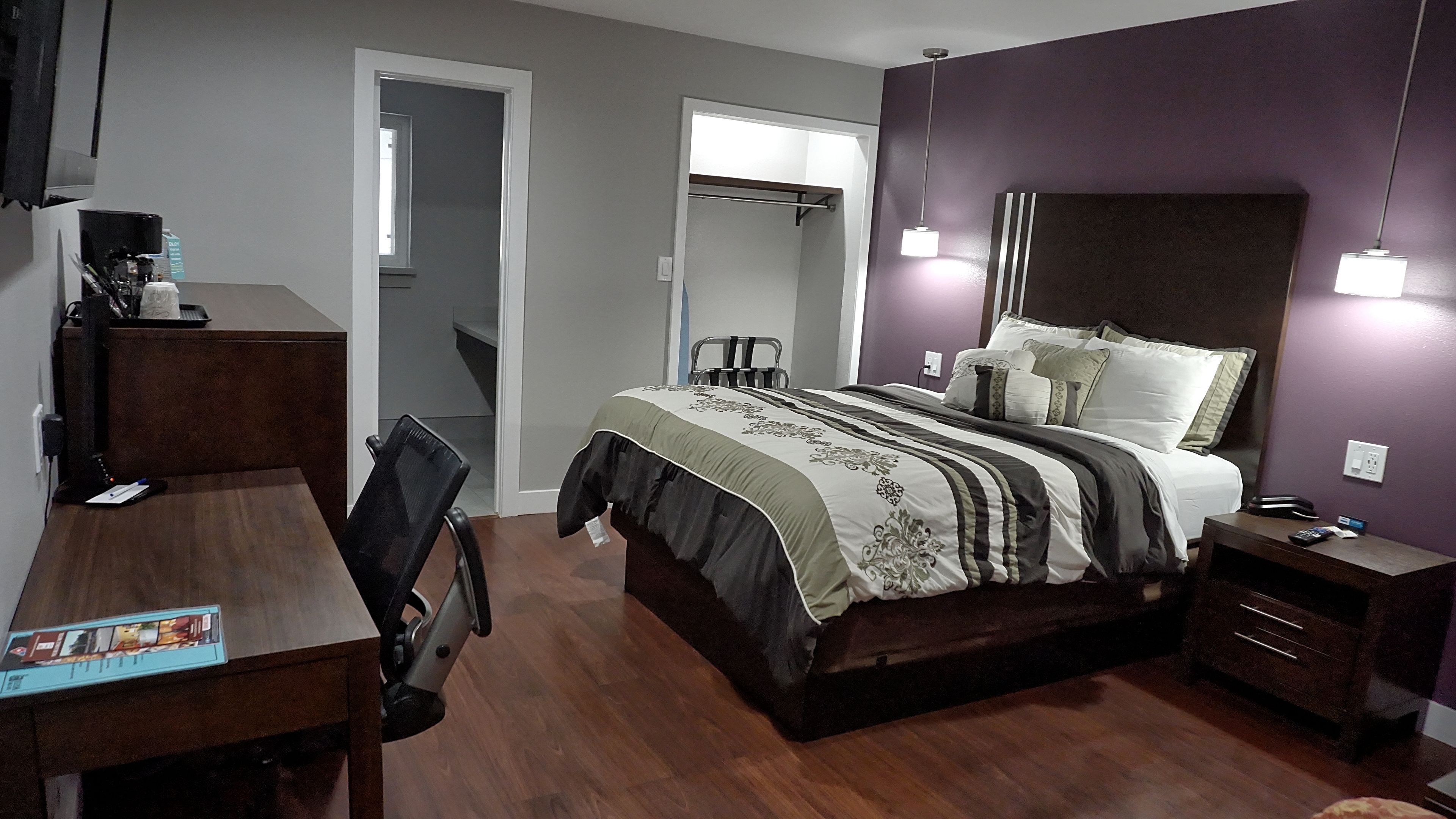 Ein Schlafzimmer mit Bett, Nachttischen, Schreibtisch und Stuhl.