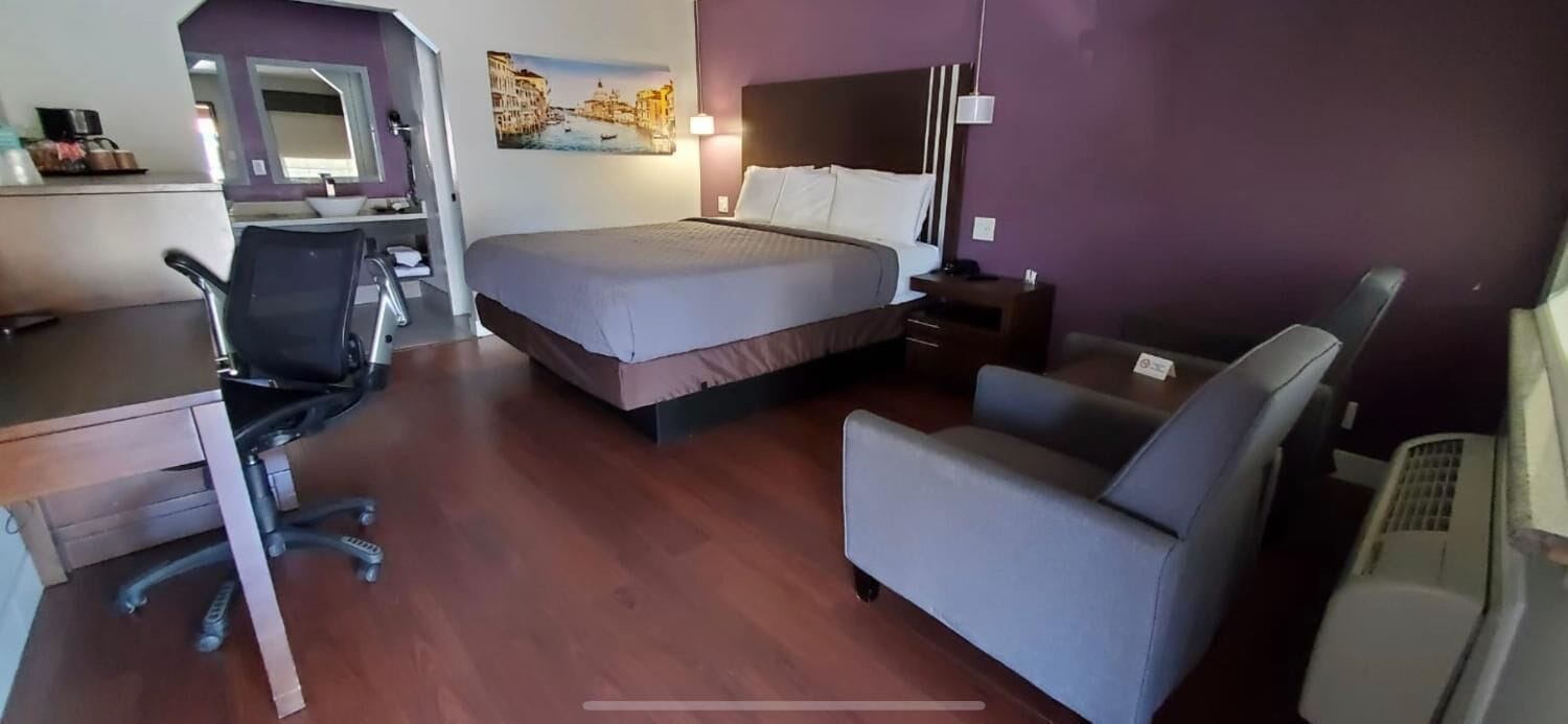 Escritorio y espacio para trabajar con laptop 