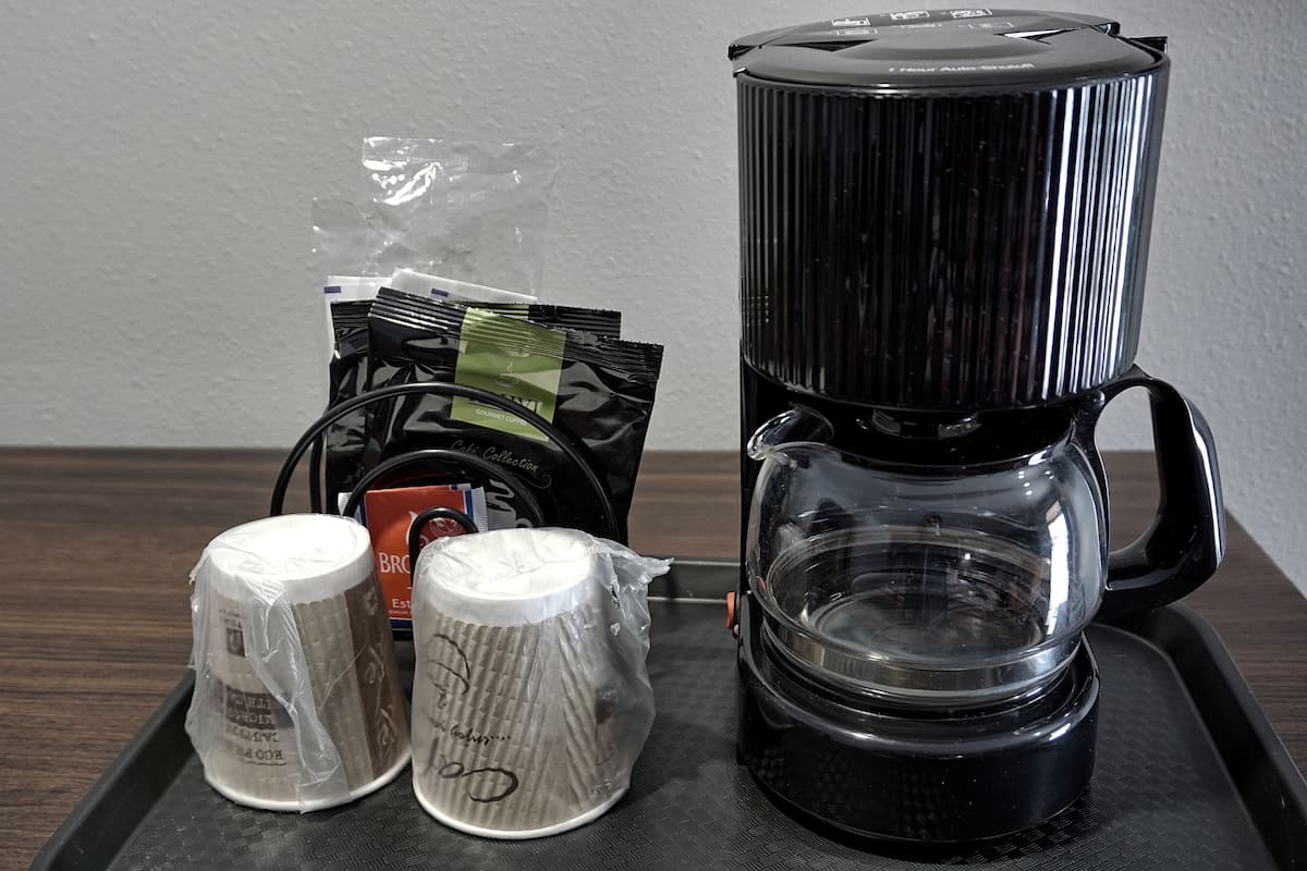 Standard Room, 1 Queen Bed, Non Smoking | Coffee and/or coffee maker