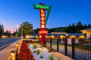 A motel sign with neon lights indicating vacancy. - Muir Lodge Motel (Martinez)