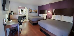 Desk, laptop workspace, iron/ironing board, free WiFi - Muir Lodge Motel (Martinez)