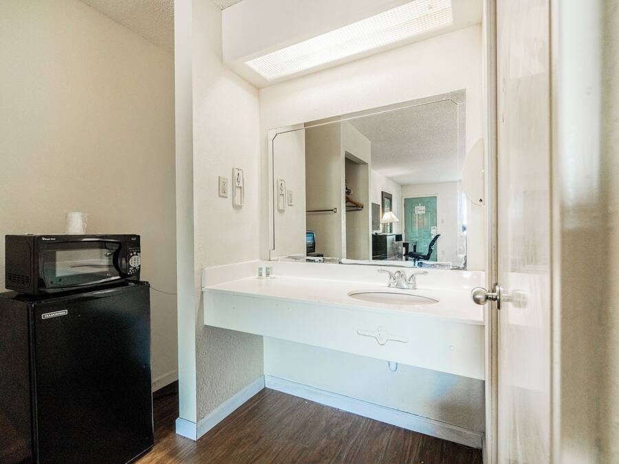 Perlengkapan mandi gratis, pengering rambut, dan handuk