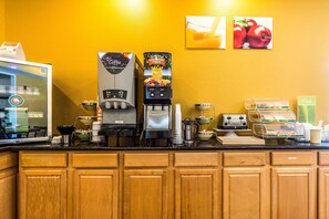 Free daily full breakfast  - Quality Inn University near Downtown (San Marcos)