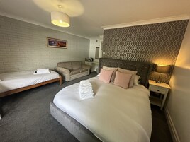 Habitación con 2 camas individuales, baño privado, vistas al patio (Dog Friendly )