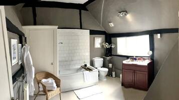 Family Room, Ensuite (Room 10) | Bathroom | Shower, hair dryer