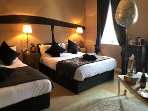 Familierom, eget bad (Room 10) | Skrivebord, strykejern/-brett og barnesenger