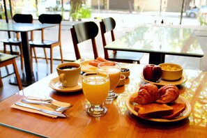 Desayuno buffet todos los días (con cargo)