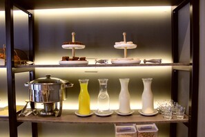 Tägliches Frühstücksbuffet (13 USD pro Person)