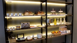 Un buffet de petit-déjeuner proposant une variété d'aliments et d'ustensiles.