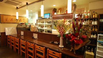 3 restaurants, breakfast served