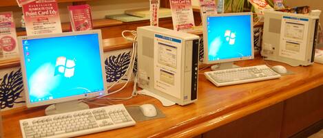 Un comptoir d’accueil équipé de plusieurs écrans d’ordinateur, d’un clavier et d’une souris.