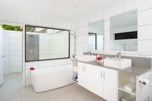 Combined shower/tub, free toiletries, hair dryer, towels - First Landing Beach Resort and Villas (Lautoka)
