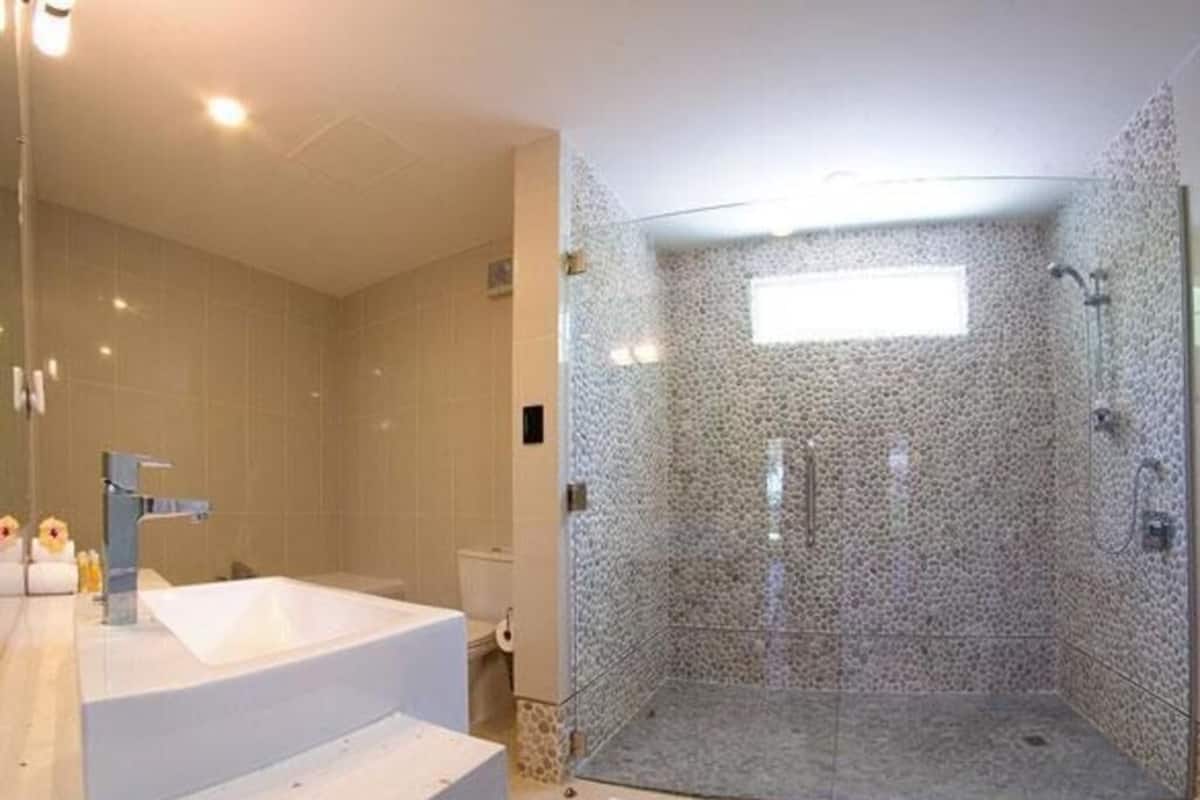Salle de bain | Ensemble baignoire-douche, articles de toilette (gratuits)