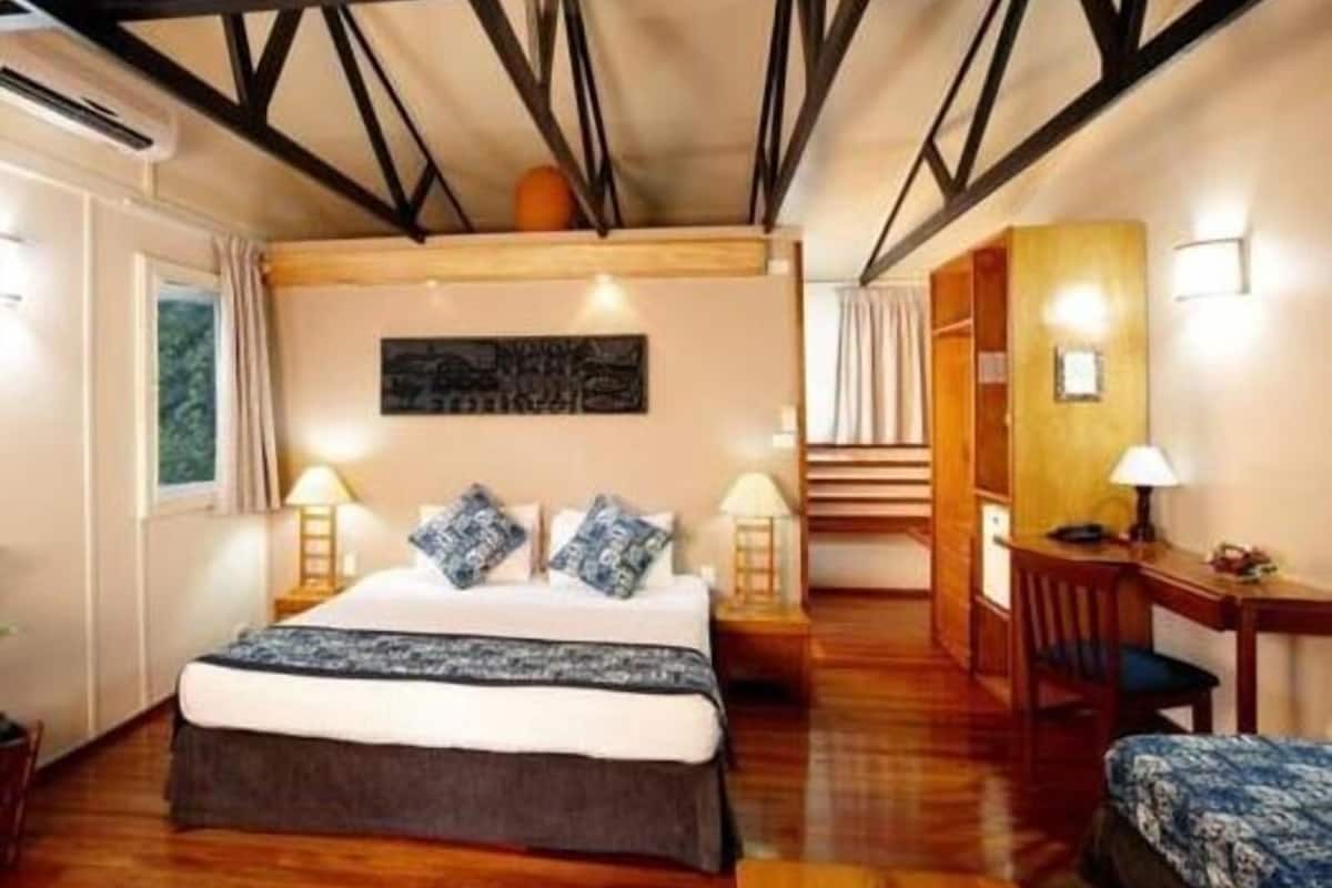 Literie de qualité, lit avec matelas à plateau-coussin, minibar