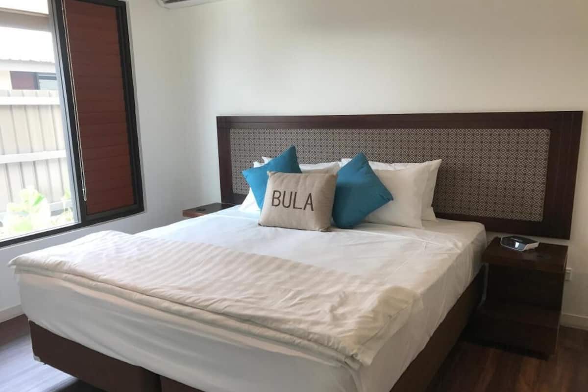 Literie de qualité, lit avec matelas à plateau-coussin, minibar